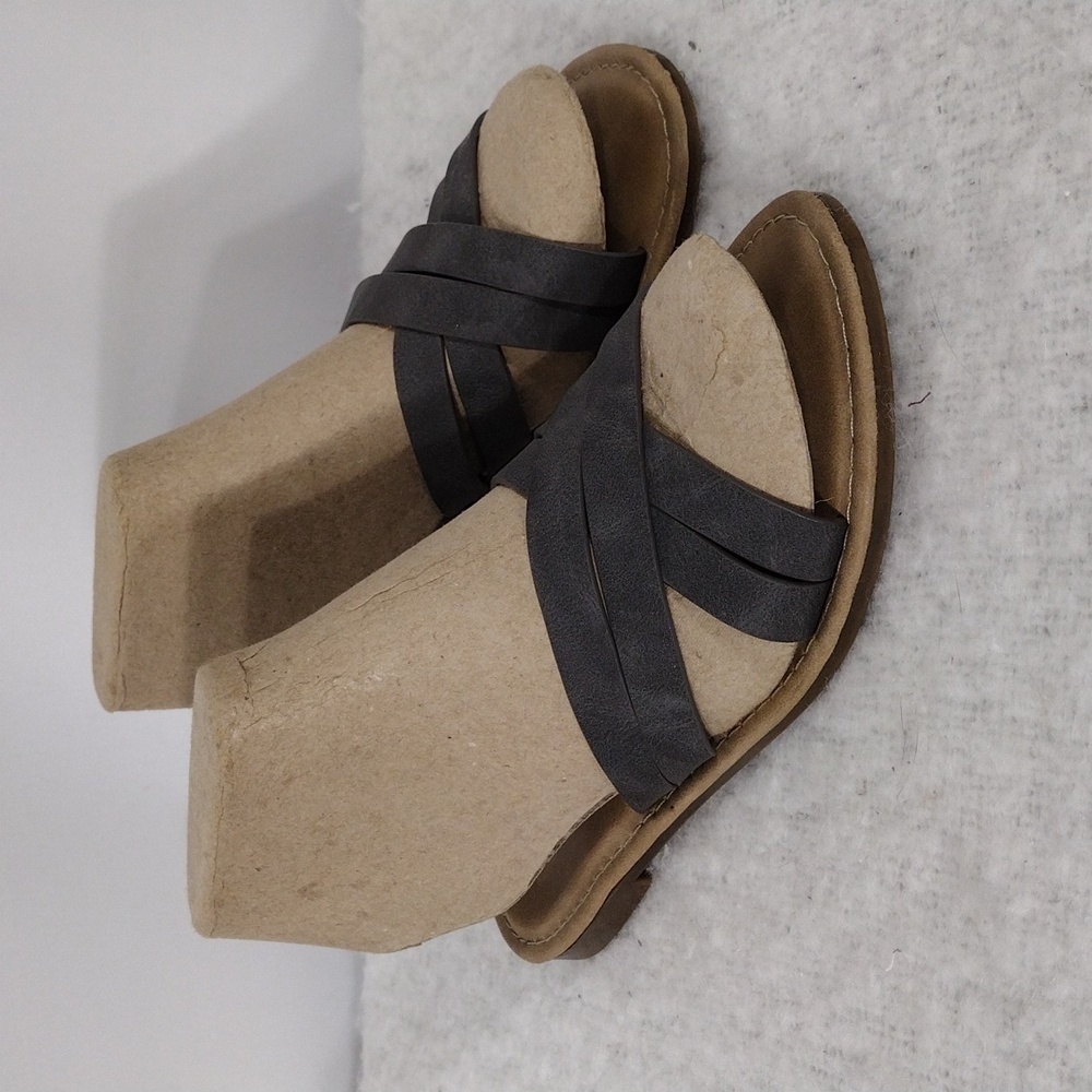 EUC Seven7 Sandals Gray Tia Strappy Slip On Flat Women's Size 6/37